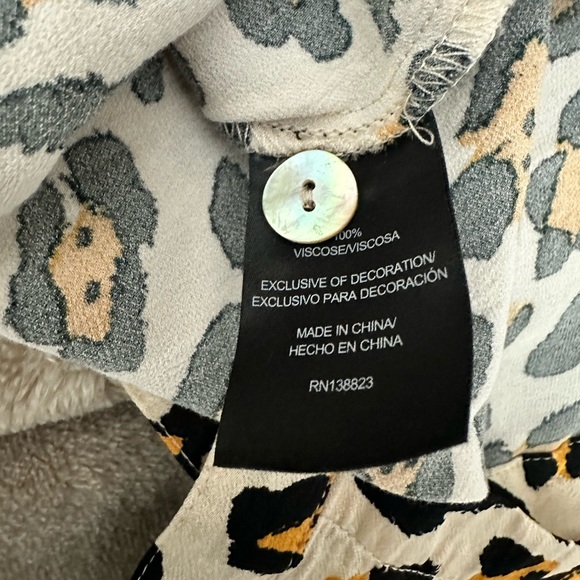 Never worn silky feel skirt with button details - Picture 5 of 7